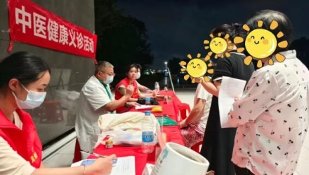 秋分刚过，金桂飘香。当现代医疗剧还在荧幕上演绎急诊室的生死时速时，广州宏韵中医的义诊团队早已将镜头对准了更广阔的“片场”——社区广场、街巷院落、节假日的市集。